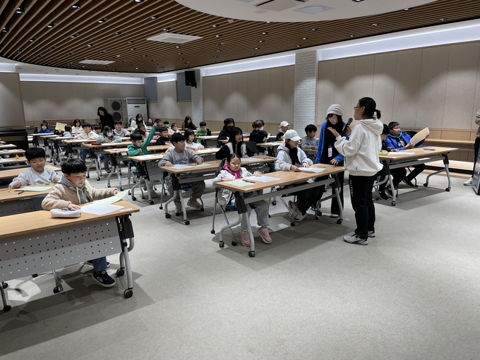 ▲ 울릉교육지원청은 지난 21일 울릉한마음회관 대회의실에서 관내 초·중학생 52명이 참여한 ‘장원한자 5~8급 급수시험’을 성공적으로 시행했다.  사진 울릉군