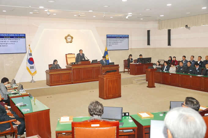 ▲ 24일 의성군의회 본회의장에서 최훈식 의장이 개회사를 진행하고 의원·집행부·관계자 등이 모두 착석해 2026년도 예산안 등 5개 안건을 청취하하고 있다. 의성군의회