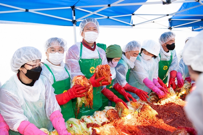 ▲ 2025 사랑의 김장나누기 행사에 참가한 김장호 구미시장과 관계자들이 김장을 버무리고 있다.