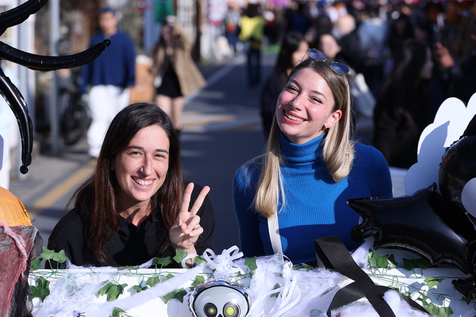 ▲ 2025 경주 APEC 기간 중 경주 황리단길을 찾은 외국인 관광객이 기념품점 앞에서 환한 웃음을 보이고 있다. 경북일보 DB.