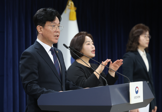 ▲ 김영훈 고용노동부 장관이 24일 정부서울청사에서 노동조합 및 노동관계조정법 시행령 개정안 브리핑을 하고 있다. 연합