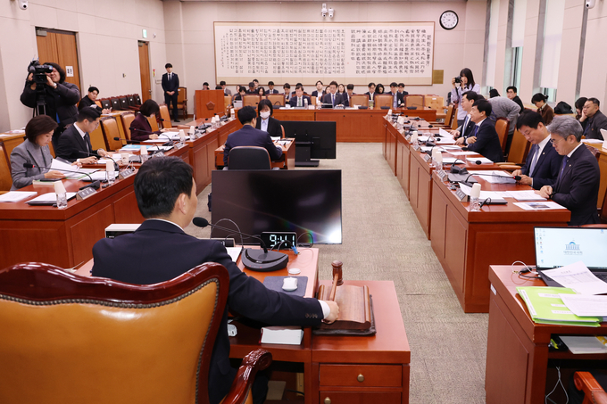 ▲ 24일 서울 여의도 국회 법제사법위원회에서 열린 법안심사제1소위원회의에서 더불어민주당 소속 김용민 소위원장이 검찰청법 개정안 등 안건을 상정하고 있다.연합