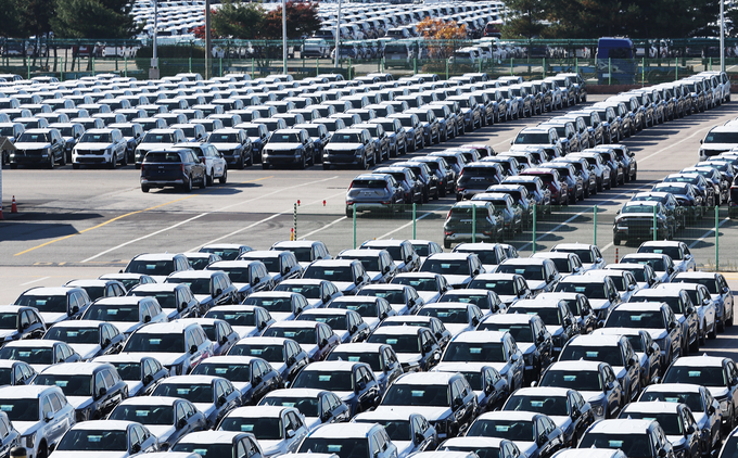 ▲ 경기도 평택항에 수출용 자동차가 세워져 있는 모습.연합