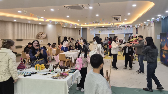 ▲ 포항시가족센터 다문화체험프로그램 ‘컬쳐투어–태국으로 떠나요!’가 22일 센터 1층 다목적가족소통교류공간에서 열리고 있다. 곽성일 기자