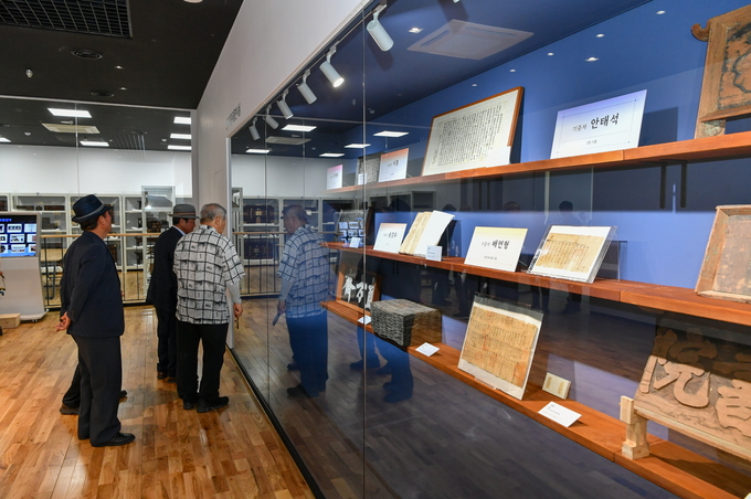 ▲ 영주 소수박물관 관람객들