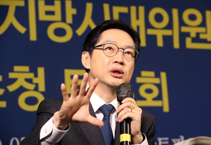 ▲ 김경수 지방시대위원장이 25일 아시아포럼21 초청토론회에서 기자들의 질문에 답하고 있다. 아시아포럼21 제공