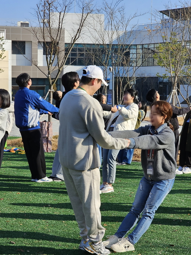 ▲ 상주시가 1박 2일로 진행한 ‘데이트 온 상주-시즌2 가을캠프’ 1일차인 22일 청소년해양수련원에서 참가자들이 명랑운동회를 진행하고 있다. 상주시 제공