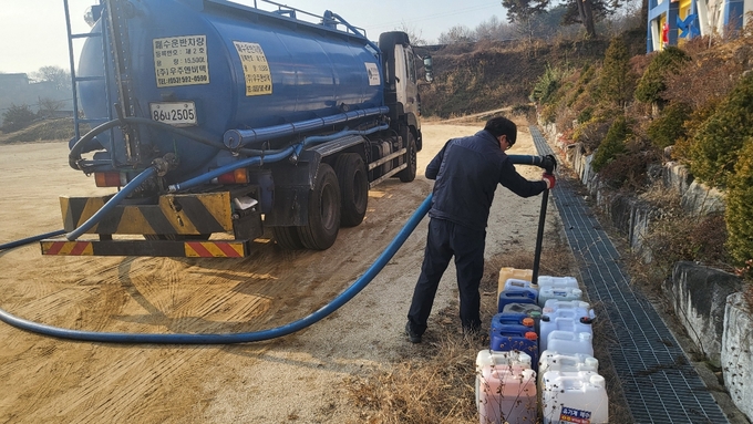 ▲ 예천교육지원청(교육장 김성중)이 24일 예천교육지원청 학교지원센터에서 교원의 업무 부담을 줄이기 위해 ‘찾아가는 과학실험 폐수 수거 서비스’를 실시하는 장면, 예천교육지원청