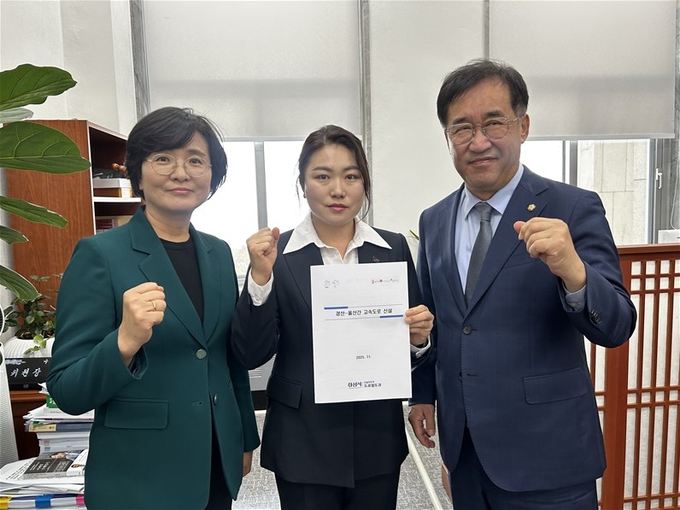 ▲ 김기현 더불어민주당 경산위원장이 24일 맹성규 국회 국토교통위원장과 임미애 국회의원(경북도당위원장)을 만나 경산~울산 간 고속도로 개설을 건의했다. (왼쪽에서부터 임미애 의원, 김기현 위원장, 맹성규 국회 국토교통위원장). 더불어민주당 경산위원회.