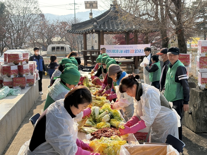 ▲ 예천군 용문면 새마을회(협의회장 손문달, 부녀회장 박금서) 회원 35명은 24일 용문면종합복지회관에서 예천양수발전소의 후원을 받아 ‘사랑의 김장나누기’ 행사를 진행하는 장면, 예천군 제공