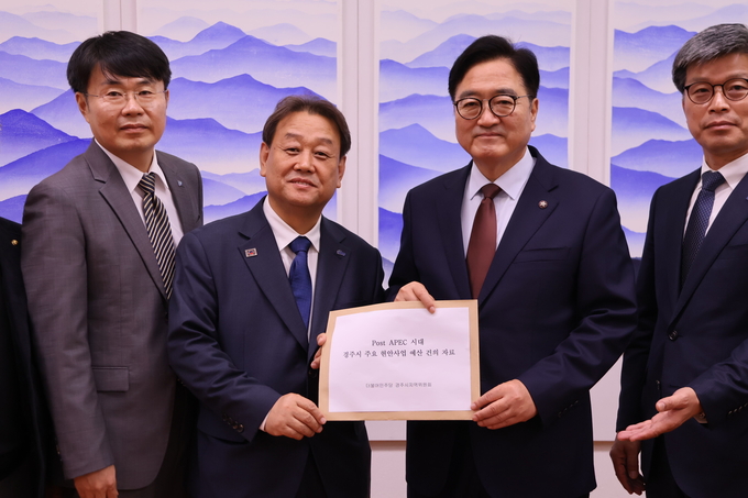 ▲ 더불어민주당 경주시지역위원회 한영태 위원장(왼쪽 두번째)가 24일 우원식 국회의장(오른쪽 두번째)을 만나 경주시의 주요 현안사업 관련 예산 자료를 전달하고 있다. 민주당경주시역위원회