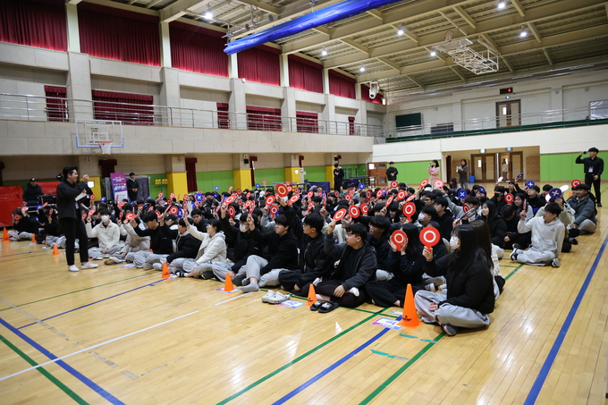 ▲ 구미시가 형곡고등학교 체육관에서 ‘찾아가는 지방시대 아카데미’ 열고  ‘도전 골든벨’ 퀴즈 프로그램을 진행하고 있다.