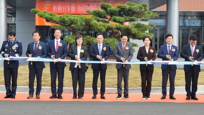 ▲ 25일 구미시 구미국가1산단에서 열린 한화시스템 구미사업장 준공식에서 박교상 구미시의회의장(왼쪽 두번째부터), 김장호 구미시장, 양금희 경북도 행정부지사, 손재일 한화시스템대표이사, 장동혁 국민의힘 대표, 양향자·구자근·강명구 국회의원이 테이핑 커팅을 하고 있다. 이봉한기자