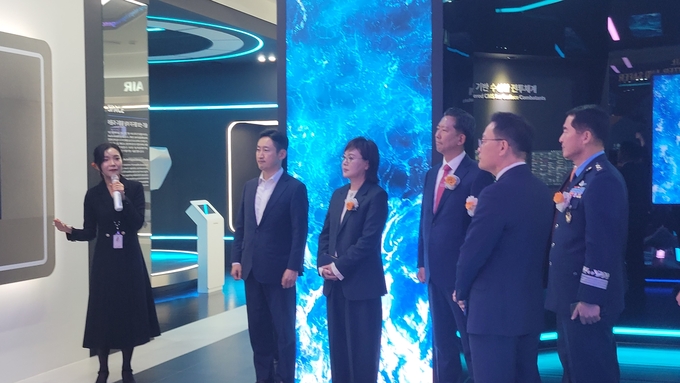 ▲ 25일 구미국가1산단에서 한화시스템 구미사업장 준공식이 열렸다. 김장호 구미시장이 회사 관계자로부터 한화시스템에 대한 설명을 듣고 있다. 이봉한 기자