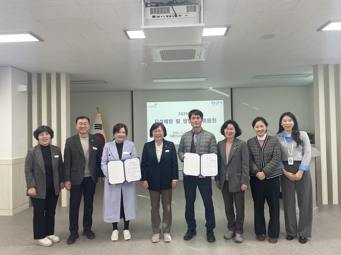 ▲ 경산시는 24일 자살 예방과 생명 존중 문화 확산을 위해 ‘2025년 자살 예방 및 생명 존중 위원회’를 개최했다. 자살 예방 및 생명 존중 위원회 위원들이 기념촬영을 하고 있다. 경산시.