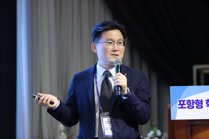 ▲ 2025비즈니스도시포럼이 ‘포항형 혁신 성장 벤처 생태계 조성’을 주제로 25일 경북 포항시 북구 라한호텔 포항에서 열린 가운데 장남준 한국벤처투자 지역균형발전실장이 주제발표를 하고 있다.김영환 기자yhk@kyongbuk.com