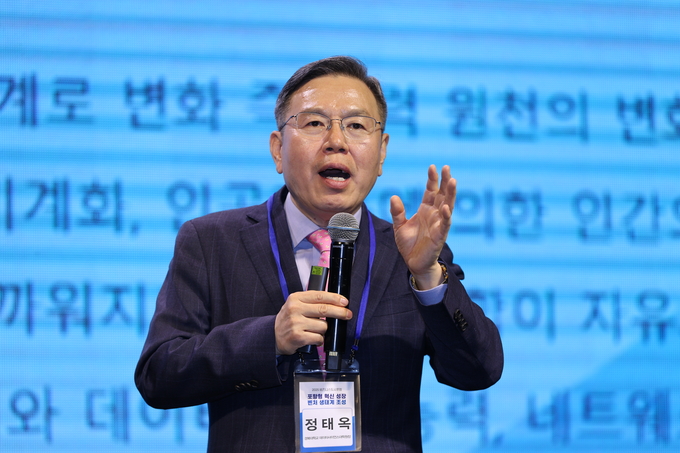 ▲ 2025비즈니스도시포럼이 ‘포항형 혁신 성장 벤처 생태계 조성’을 주제로 25일 경북 포항시 북구 라한호텔 포항에서 열린 가운데 정태옥 경북대학교 데이터사이언스대학원장이 기조강연을 하고 있다.김영환 기자yhk@kyongbuk.com