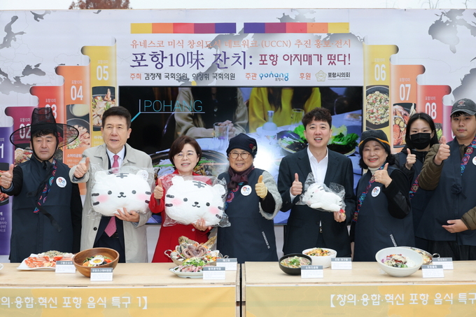 ▲ 25일 포항시가 국회 소통관 앞 광장에서 포항 미식 팝업홍보관을 운영하고 있다.