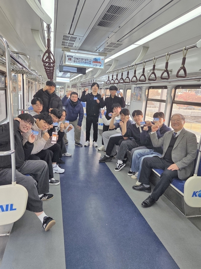 ▲ 경북전문대학교가 2025년도 제2종 전기차량 운전면허 자격시험 7차 기능시험에서 응시자 18명 중 17명이 합격했다. 경북전문대 자료사진.