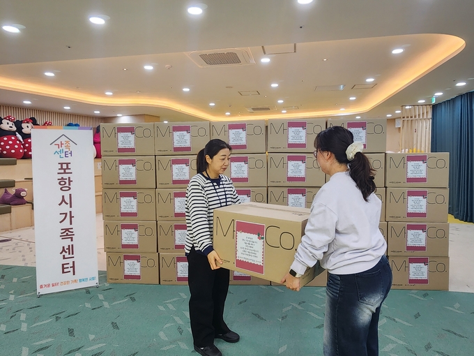 ▲ 포항시가족센터가 26일 지역 내 취약·위기 가정 30가구에 겨울 이불을 지원하고 있다.