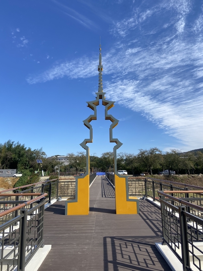 ▲ 최근 보문호에 조성된 사랑교의 석가탑조형물