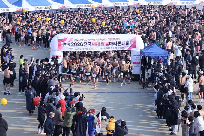 [포토] 새해 소망 담은 '2026 전국새해 알몸마라톤'