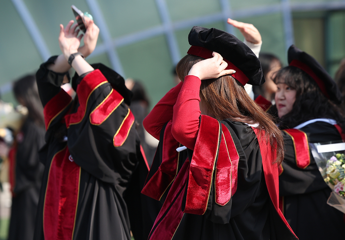 대구·경북 박사학위 1361명...10년 새 21% 증가 - 뉴스 썸네일 이미지