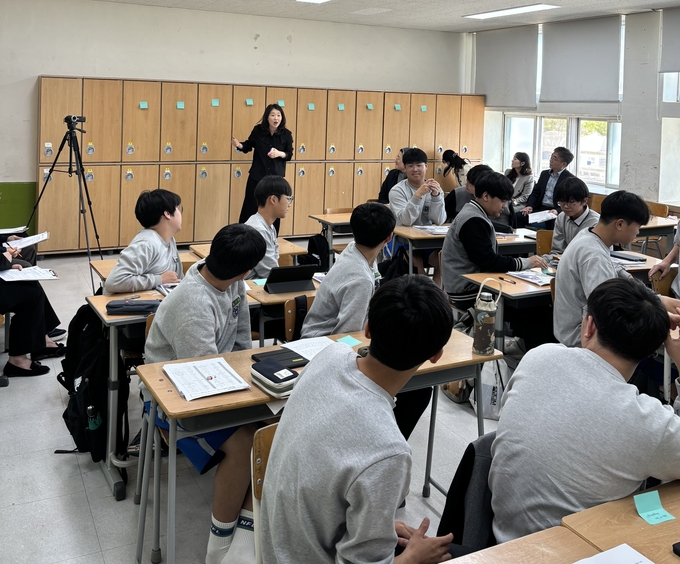 무학중 '질문 중심 수업' 확산...학생 주도 교실 혁신 신호탄 - 뉴스 썸네일 이미지