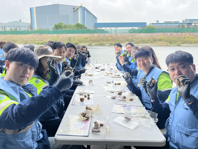 ▲ 22일 ‘퓨처엠 Nature Guard Day’ 봉사활동에 참여한 포스코퓨처엠 직원과 가족들이 만든 씨드볼을 선보이고 있다.