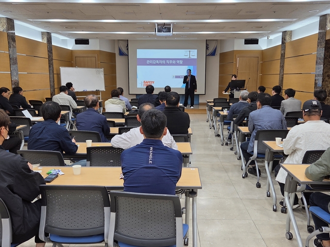 구미상의, 관리감독자 안전교육 확대...산재 예방 역량 높인다 - 뉴스 썸네일 이미지