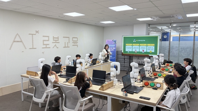 경북도, 산업용 로봇으로 AI 교육 확대…청소년 미래기술 체험 강화