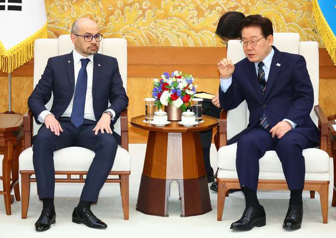 ▲ 이재명 대통령이 27일 청와대에서 데미스 허사비스 구글 딥마인드 최고경영자(CEO)를 접견하고 있다.연합