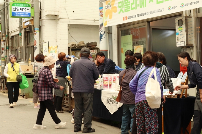 예천군, 전통시장에 문화 입힌다...'문화장날'로 상권 활력 실험 - 뉴스 썸네일 이미지