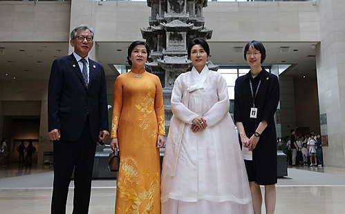 ▲ 김혜경 여사와 또 럼 베트남 당 서기장의 배우자 응오 프엉 리 여사가 서울 용산구 국립중앙박물관에서 기념촬영을 하고 있다. 왼쪽부터 유홍준 관장, 프엉 리 여사, 김혜경 여사, 김혜원 박물관 미술부장.연합