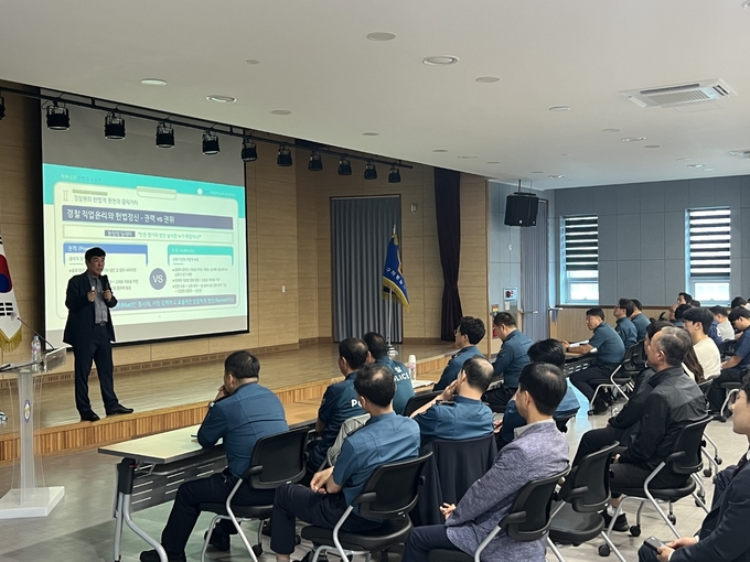 ▲ 정극원 대구대학교 법학부 교수가 21일 구미경찰서 경찰관들을 대상으로  헌법 특별 강연을 하고 있다. 정극원 교수.