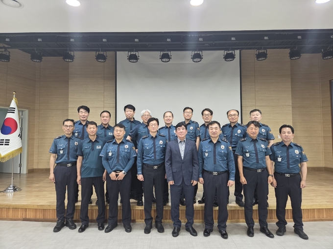 ▲ 정극원 대구대학교 법학부 교수가 21일 구미경찰서 경찰관들을 대상으로  헌법 특별 강연을 마친 후 간부들과 기념촬영을 하고 있다. 정극원 교수.
