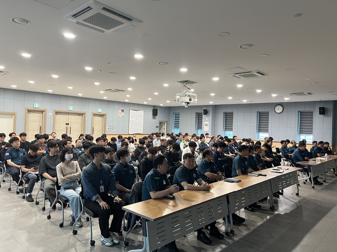 ▲ 정극원 대구대학교 법학부 교수가 21일 구미경찰서 경찰관들을 대상으로  헌법 특별 강연을 하고 있다. 정극원 교수.