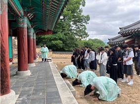 ▲ 대구대학교 공직법무전공은 경찰서 견학 이후 학생들은 법학부 정극원 교수의 안내로 영천에 위치한 ‘임고서원 충효문화원’을 방문했다. 정극원 교수.