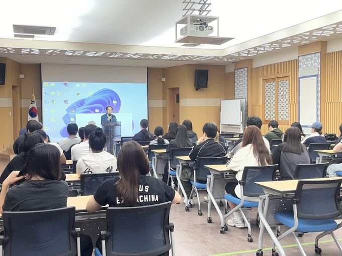 ▲ ‘임고서원 충효문화원’을 방문한 학생들은 임고서원 정동재 이사장의 ‘바람직한 공무원의 자세와 공직 가치’를 주제로 특강을 듣고 있다. 정 이사장은 미래 공직자가 갖추어야 할 청렴함과 충효 사상, 국민에 대한 봉사 정신을 강조했다. 정극원 교수.