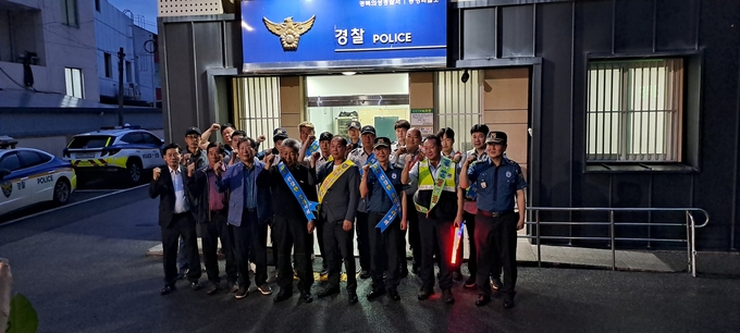 학교 향한 의성 치안망...경찰·자율방범대 98명 함께 걸었다 - 뉴스 썸네일 이미지