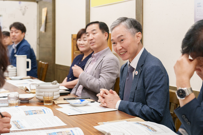 지역 상생 방안을 논의 중인 위원들