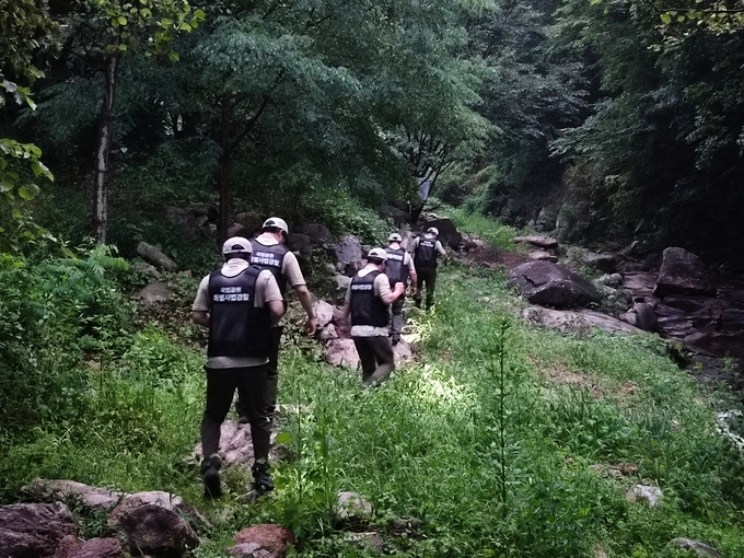 <b>팔공산</b> 70년 불법 <b>기도터 철거</b>했더니 또 무속 흔적…국립공원 집중단속