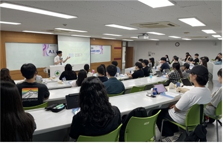 ▲ 9월 3일 대구대학교에서 열린 ‘2026학년도 소송실무강좌’에서 이병희 대구지방변호사회 회장이 ‘AI시대의 좋은 법률가’를 주제로 특강을 진행하고 있다. 정극원 교수 제공.