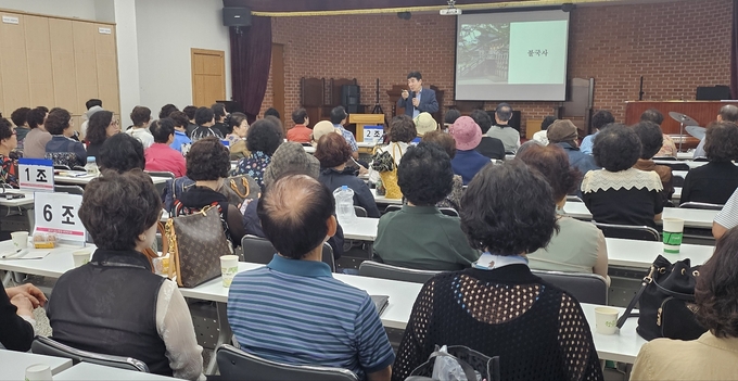 ▲ 정극원 대구대학교 명예교수는 14일 대구 남산교회 복지관에서 열린 대구환경대학 초청 강연에서 ‘불국사 -그 디테일과 비화’를 주제로 특강을 진행했다. 정극원 명예교수 제공.