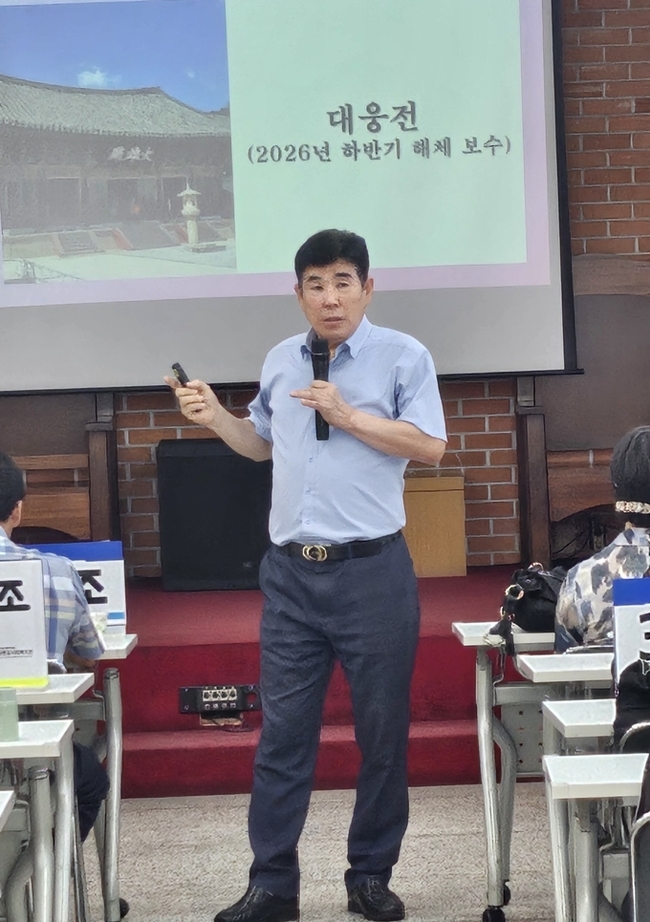 ▲ 정극원 대구대학교 명예교수는 14일 대구 남산교회 복지관에서 열린 대구환경대학 초청 강연에서 ‘불국사 -그 디테일과 비화’를 주제로 특강을 하고 있다. 정극원 명예교수 제공.