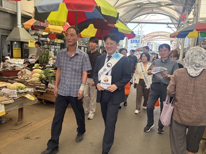 "추석 장은 전통시장에서"...12개 기관 경산공설시장 장보기 - 뉴스 썸네일 이미지