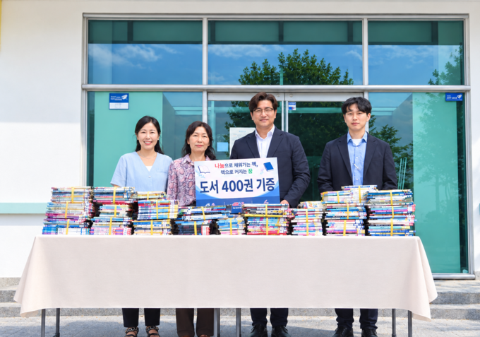 ▲ 서경희 칠곡도서관장과 전경진 칠곡휴게소(서울방향) 소장 등 관계자들이 어린이 도서 400여 권 기증을 기념하며 기념촬영을 하고 있다. 칠곡교육지원청 제공