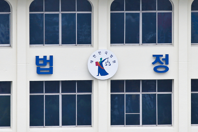 차선 변경에 격분해 8 <b>보복운전</b>…60대 집행유예