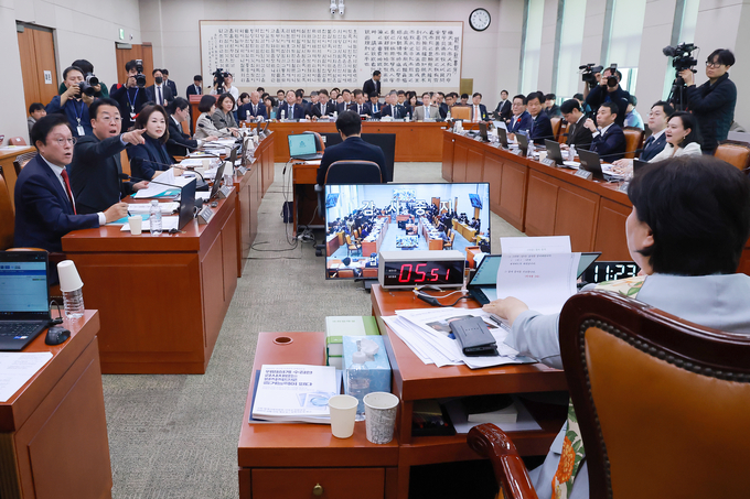 "조희대 탄핵" vs "李 재판부터"…<b>법사위 국감</b> 끝까지 격돌